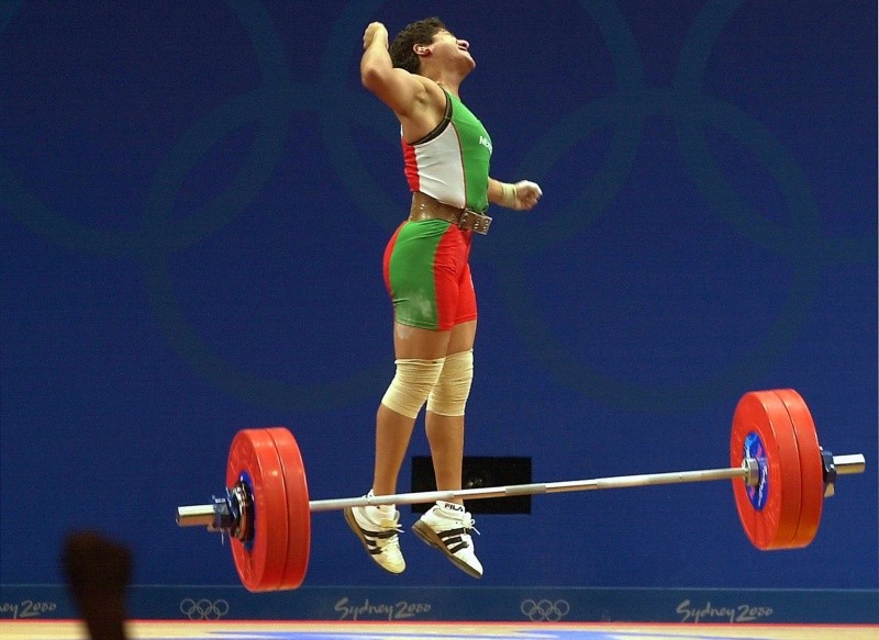 &nbsp;Soraya Jiménez levanta los brazos en señal de triunfo tras asegurar el primer lugar en los Juegos Olímpicos de Sídney. AFP / ARCHIVO