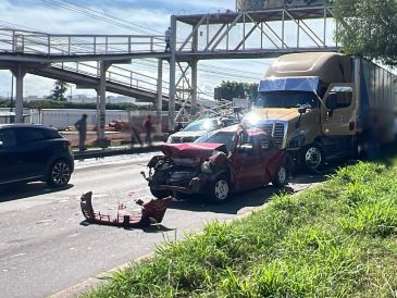 A su llegada, los cuerpos de emergencia localizaron tres vehículos compactos y un tráiler con huellas de choque. ESPECIAL