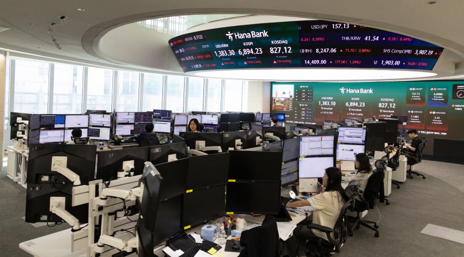 El cierre de un oleoducto y las dudas sobre los riesgos de la inteligencia artificial influyeron en el ánimo de los inversores a lo largo de la semana. EFE/J. HEON-KYUN