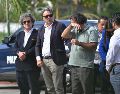 Valentín Tacoronte (c), padre de Claudia Tacoronte, llora acompañado del cónsul de España, Marcos Rodríguez (i) y funcionarios de Morelos durante su visita a la Casa de la Cultura de Cuautla. EFE/T. Rivera