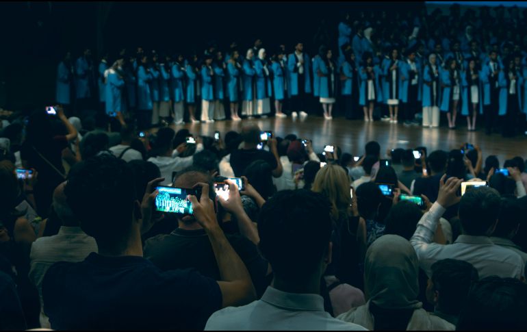 Junto con la regulación de los dispositivos, se fortalecerá el cuidado de la salud mental de adolescentes y jóvenes de 14 a 18 años. UNSPLASH