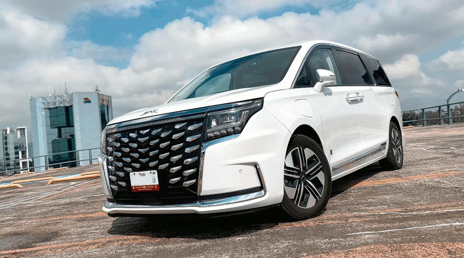 JAC Traveler. La miniván demuestra que un híbrido enchufable no tiene por qué quedarse sin energía en carretera. CORTESÍA