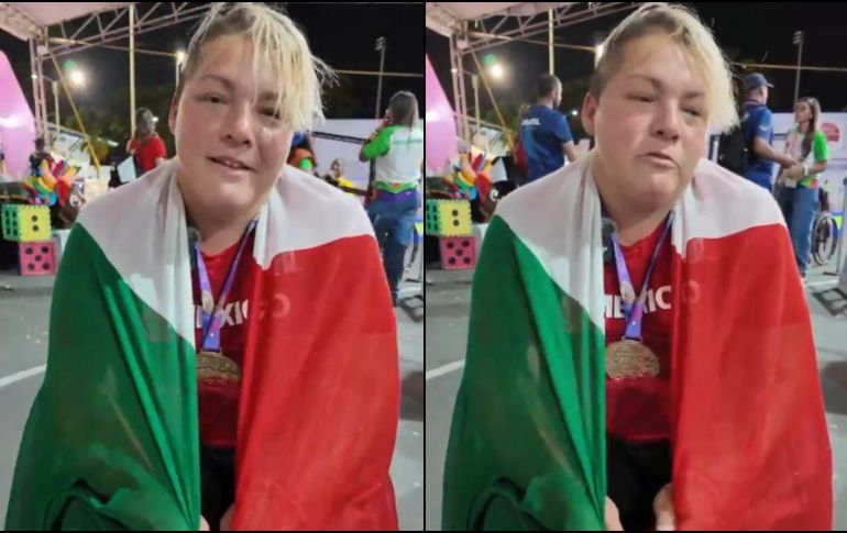 Con medalla de oro en el cuello, Rosa María Guerrero celebró el récord. ESPECIAL / X@COPAME