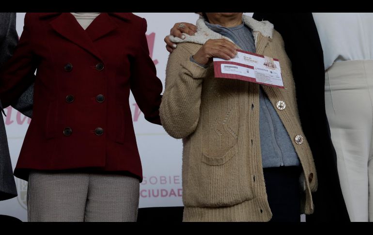 Tras el pago de septiembre, a los beneficiarios de la Pensión Bienestar sólo les resta un depósito en 2026. AFP/ARCHIVO