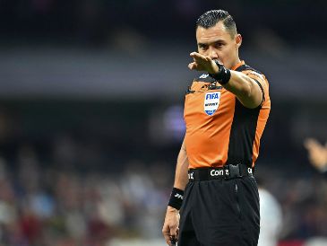 El árbitro ha tomado decisiones polémicas que terminaron beneficiando a las Águilas en la cancha. IMAGO7