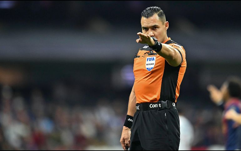 El árbitro ha tomado decisiones polémicas que terminaron beneficiando a las Águilas en la cancha. IMAGO7