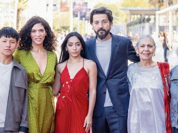 SAN SEBASTIÁN, 19/09/2026.- El director mexicano Diego Luna (3d) y los actores Sergio Bautista (i), Anna Díaz (3i), Luisa Huertas (2d) y Teresa Lozano (d) posan este sábado en la alfombra roja del 74 Festival de Cine de San Sebastián, donde presentan su película 