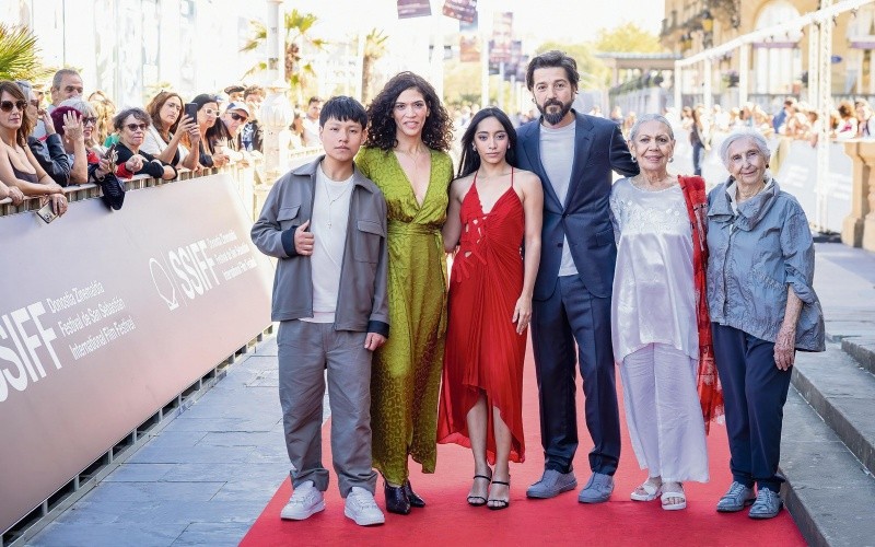 El actor y director Diego Luna (al centro) posa junto al elenco y equipo de su película “Ceniza en la boca”. EFE/J. Etxezarreta