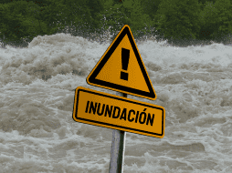 Las imágenes de las inundaciones en Zapotlanejo dan cuenta de la gravedad de la emergencia. ESPECIAL / CANVA