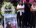Fotografía del 14 de septiembre de 2026 de alumnos del Instituto de Ciencias de la Educación de la Universidad Autónoma del Estado de Morelos en un homenaje póstumo a la estudiante española Claudia Tacoronte Aguilera. EFE/T. Rivera