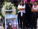 Fotografía del 14 de septiembre de 2026 de alumnos del Instituto de Ciencias de la Educación de la Universidad Autónoma del Estado de Morelos en un homenaje póstumo a la estudiante española Claudia Tacoronte Aguilera. EFE/T. Rivera