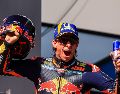 Pedro Acosta en casa de Red Bull y KTM, después de 56 grandes premios disputados, alcanza la ansiada victoria por delante de Jorge Martín. EFE / M. DIVISEK