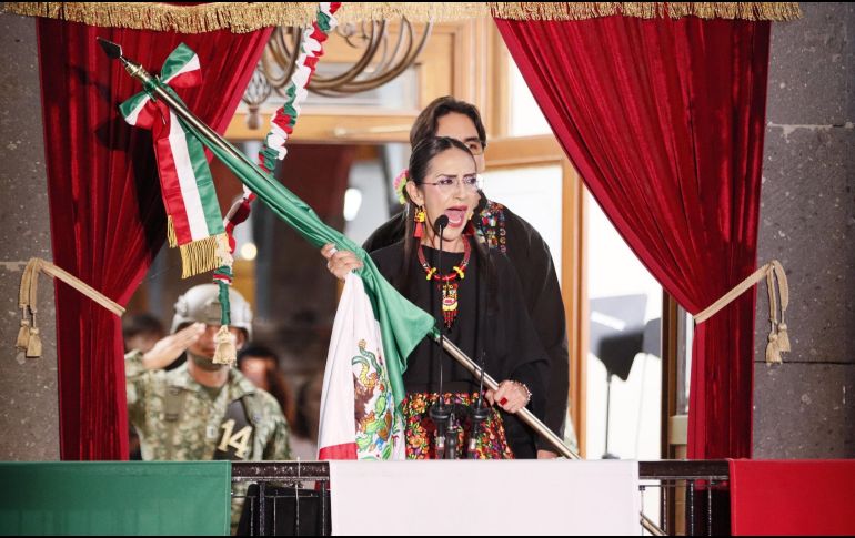 Desde temprana hora, familias enteras comenzaron a llegar a la Explanada de la Presidencia Municipal para disfrutar de la Noche Mexicana. ESPECIAL