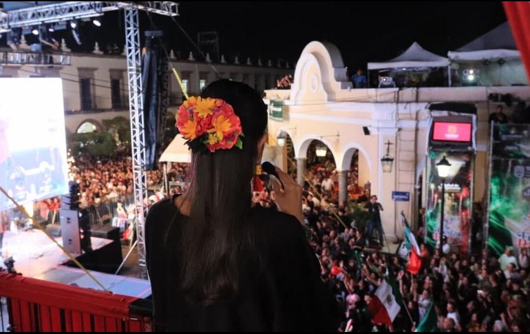 Desde temprana hora, familias enteras comenzaron a llegar a la Explanada de la Presidencia Municipal para disfrutar de la Noche Mexicana. ESPECIAL