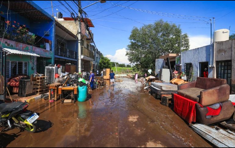 Las intensas lluvias registradas en Zapotlanejo provocaron el desbordamiento del arroyo municipal, dejando un saldo preliminar de al menos 57 casas y 16 vehículos con daños, sin reporte de personas lesionadas o fallecidas. EL INFORMADOR/J. ACOSTA.