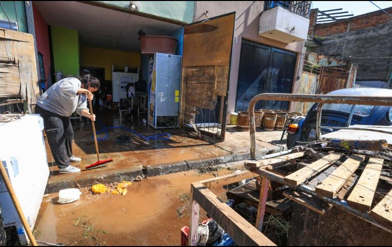 Las intensas lluvias registradas en Zapotlanejo provocaron el desbordamiento del arroyo municipal, dejando un saldo preliminar de al menos 57 casas y 16 vehículos con daños, sin reporte de personas lesionadas o fallecidas. EL INFORMADOR/J. ACOSTA.