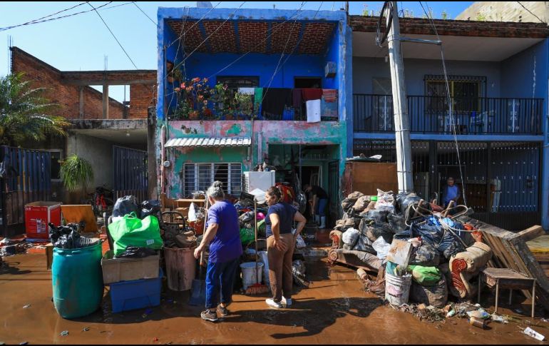 Las intensas lluvias registradas en Zapotlanejo provocaron el desbordamiento del arroyo municipal, dejando un saldo preliminar de al menos 57 casas y 16 vehículos con daños, sin reporte de personas lesionadas o fallecidas. EL INFORMADOR/J. ACOSTA.