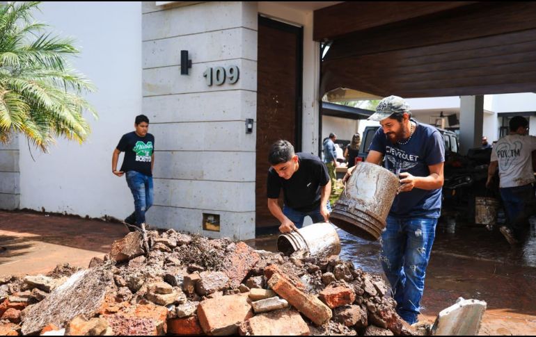 Las intensas lluvias registradas en Zapotlanejo provocaron el desbordamiento del arroyo municipal, dejando un saldo preliminar de al menos 57 casas y 16 vehículos con daños, sin reporte de personas lesionadas o fallecidas. EL INFORMADOR/J. ACOSTA.