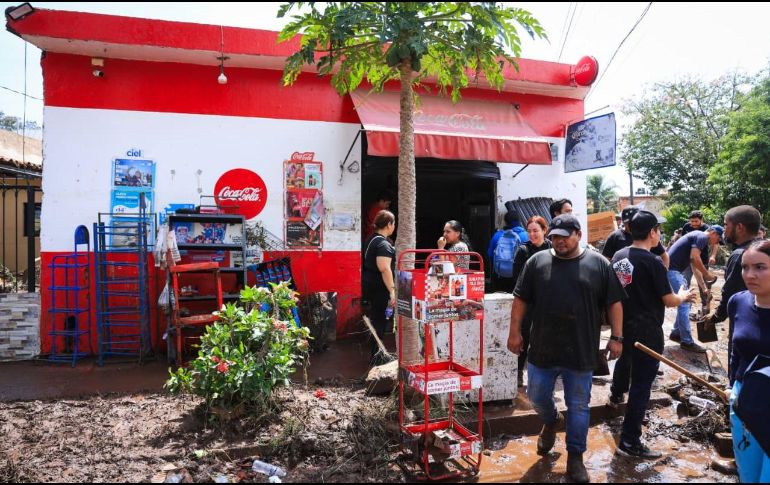 Las intensas lluvias registradas en Zapotlanejo provocaron el desbordamiento del arroyo municipal, dejando un saldo preliminar de al menos 57 casas y 16 vehículos con daños, sin reporte de personas lesionadas o fallecidas. EL INFORMADOR/J. ACOSTA.