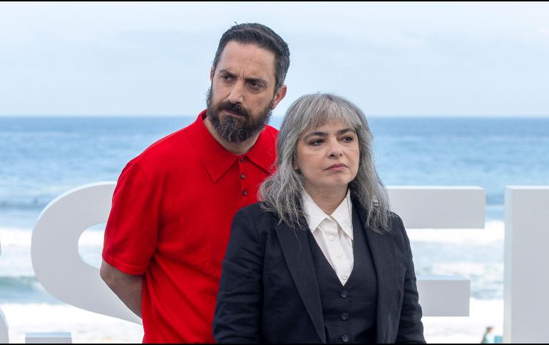 El director y guionista Pablo Larrain posa junto a la escritora Mariana Enriquez este lunes en el Festival de Cine de San Sebastián. EFE/ Javier Etxezarreta.