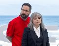 El director y guionista Pablo Larrain posa junto a la escritora Mariana Enriquez este lunes en el Festival de Cine de San Sebastián. EFE/ Javier Etxezarreta.