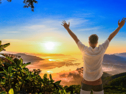 Es crucial destacar que no se trata de mirar directamente al sol, lo cual es peligroso, sino de orientar la vista hacia la zona más luminosa del cielo.