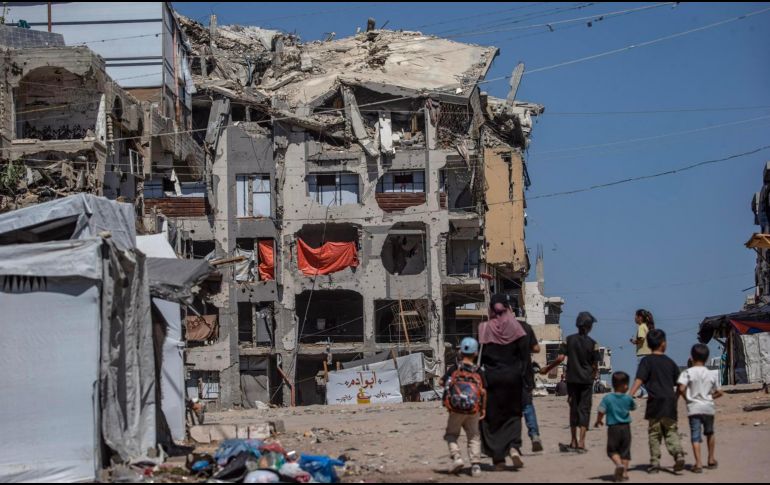 Desde el inicio de la ofensiva bélica israelí hace casi tres años, que ha devastado la Franja, más de 73 mil 900 palestinos han muerto, incluidos más de 20 mil menores y niños. EFE/M. SABER