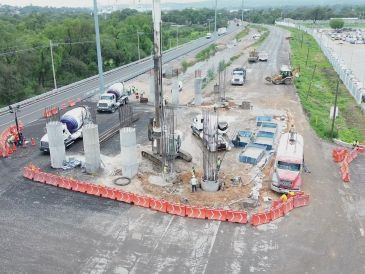 La Secretaría de Infraestructura, Comunicaciones y Transportes reportó un avance del 64 por ciento en las obras de ampliación y modernización del Libramiento Lagos de Moreno, proyecto carretero de más de 24 kilómetros que contempla concluir a finales de 2027. CORTESÍA.