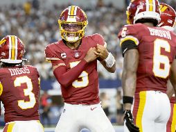 Jayden Daniels. El quarterback sufrió una dislocación en el codo izquierdo durante la derrota ante los Cowboys de Dallas. AFP