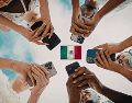 Los jóvenes mexicanos pasan en promedio 90 días ininterrumpidos al año frente a la pantalla, consumiendo principalmente contenidos de redes sociales como Instagram y Facebook. ESPECIAL / CANVA