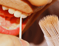El mayor riesgo radica en la fragilidad del material. La madera humedecida por la saliva tiende a romperse con suma facilidad. ESPECIAL / CANVA
