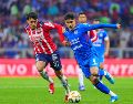A Chivas le ha costado encontrar reemplazos para sus laterales, Gabriel Milito ha tenido que recurrir a futbolistas fuera de esa posición. IMAGO7