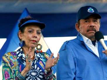 El presidente de Nicaragua, Daniel Ortega, y su esposa y vicepresidenta, Rosario Murillo, lideran una marcha en Managua, Nicaragua, en el 2018. AP/ARCHIVO
