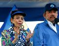 El presidente de Nicaragua, Daniel Ortega, y su esposa y vicepresidenta, Rosario Murillo, lideran una marcha en Managua, Nicaragua, en el 2018. AP/ARCHIVO