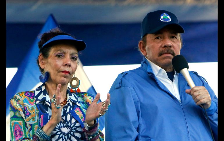 El presidente de Nicaragua, Daniel Ortega, y su esposa y vicepresidenta, Rosario Murillo, lideran una marcha en Managua, Nicaragua, en el 2018. AP/ARCHIVO