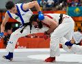 Las Artes Marciales Mixtas son populares, están orientadas a los jóvenes y no requerirían construir sedes especiales. AP / D. ALANGKARA