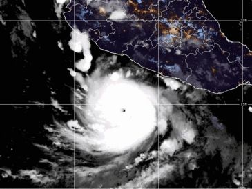 Polo sigue siendo un huracán extremadamente peligroso su paso por el Pacífico afecta con lluvias el clima de buena parte de México. EFE/ NOAAA