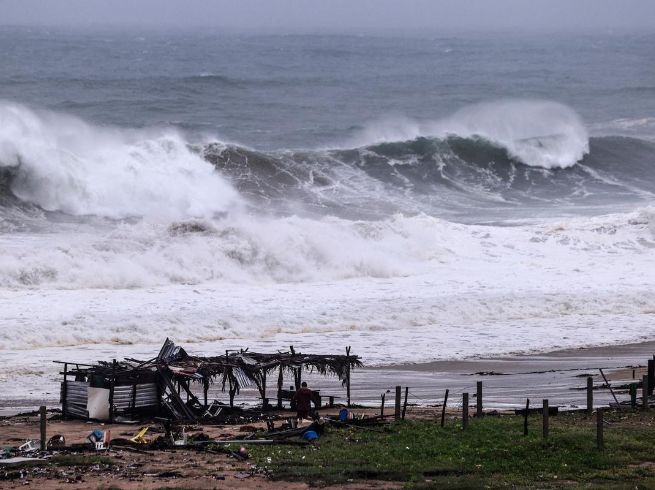 Ante esta situación, la UEPCBJ recomendó a la población en general que, ante el oleaje elevado, suspenda actividades recreativas y evite playas rocosas. EFE/D. Guzmán