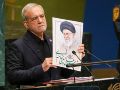 El presidente de Irán, Masoud Pezeshkian, muestra una imagen del difunto Líder Supremo de Irán, Alí Jamenei, durante la Asamblea General de las Naciones Unidas. EFE/EPA/S. Yenesel