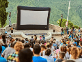 Ver una película al aire libre, recostado sobre el pasto y bajo el cielo estrellado, es una experiencia que se puede disfrutar en Guadalajara. ESPECIAL/ FACEBOOK / Cinema Live Guadalajara