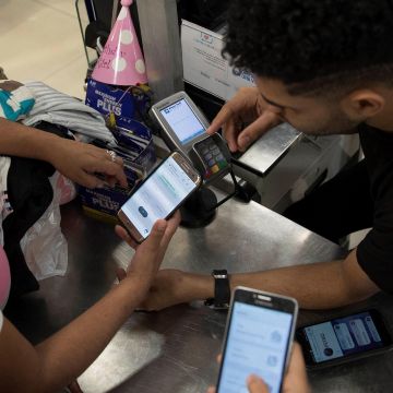 El despliegue del programa ha permitido que los comercios elijan diversas soluciones tecnológicas adaptadas a sus necesidades. EFE / ARCHIVO
