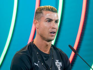 El delantero admitió haber pensado en dejar la selección tras el Mundial, pero aseguró que se siente capaz de seguir ayudando al equipo y extendió su compromiso con una sonrisa. EFE/A. SANTOS