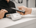 Para que la adopción de los pagos digitales sea verdaderamente masiva y beneficie a los comercios, los especialistas del sector financiero advierten que México debe superar la actual fragmentación de sus plataformas. CANVA