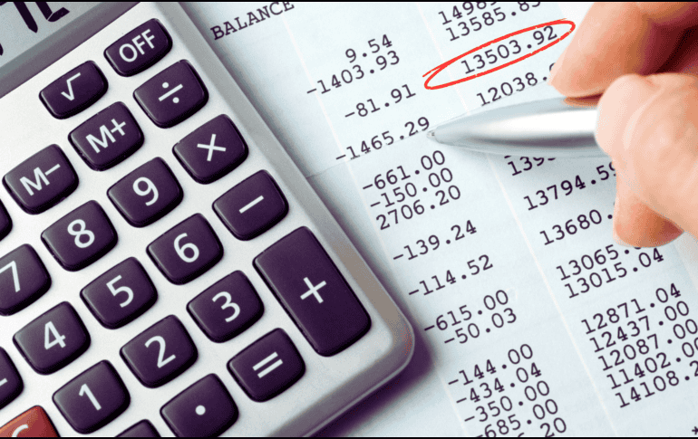 Los bancos deben notificar al fisco cualquier depósito en efectivo que supere los 15 mil pesos mensuales. ESPECIAL / CANVA