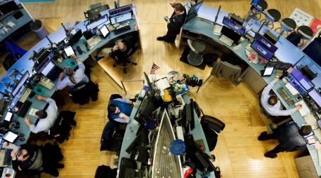 Por sectores, predominaron las pérdidas y estuvieron encabezadas por las empresas de servicios públicos y materiales básicos. EFE/ARCHIVO