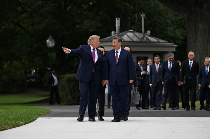 Trump rompió el protocolo y acompañó a Xi a los jardines de la Casa Blanca. EFE / A. GORDON