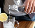 Así que si disfrutas el agua mineral, no necesariamente tienes que eliminarla de tu alimentación: simplemente conviene consumirla con moderación y elegir la presentación que mejor se adapte a tus necesidades. UNSPLASH