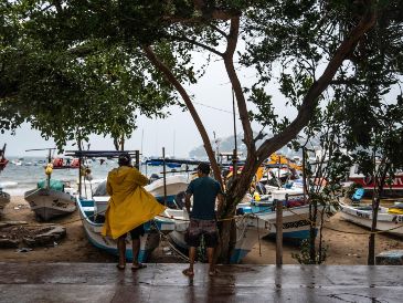 Varios estados del occidente de México siguen en alerta por las fuertes lluvias y vientos que Polo está dejando a su paso. EFE/D. Guzmán