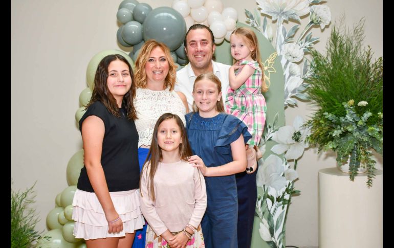Valentina Javelly, Alegra Javelly, Antonella Gerini, Isabella Javelly, Pedro Javelly y Dominca Javelly. GENTE BIEN JALISCO / Revista del 25 de septiembre 2026