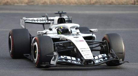 Checo Pérez no pudo avanzar a la Q2 y quedó obligado a remontar posiciones durante la carrera que se disputará en el circuito urbano de Bakú. EFE / A. Haider